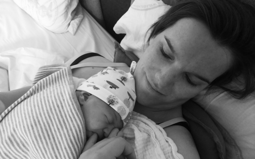 Hier zie je Yvonne vlak na de bevalling met haar zoon Owen op haar borst.